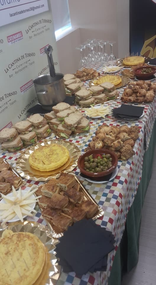 desayunar en la cantina de torneo
